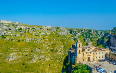 İtalyan şehrinin çatı manzarası. San Pietro mağaraları olan Matera.