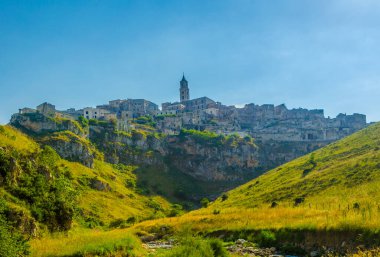 İtalyan şehri, el değmemiş doğayla çevrili tepe ve vadilerle dolu.
