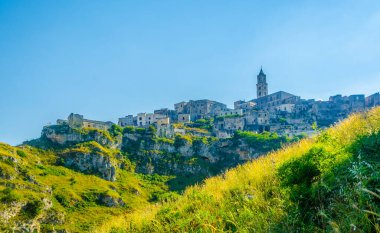 İtalyan şehri, el değmemiş doğayla çevrili tepe ve vadilerle dolu.