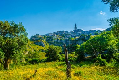 İtalyan şehri, el değmemiş doğayla çevrili tepe ve vadilerle dolu.
