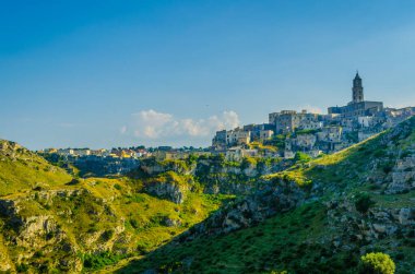 İtalyan şehri, el değmemiş doğayla çevrili tepe ve vadilerle dolu.
