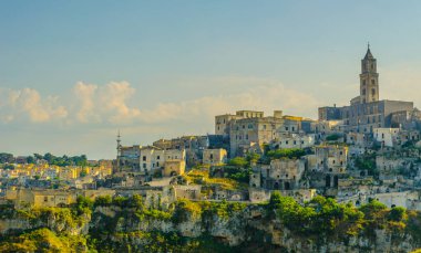 İtalyan şehri, el değmemiş doğayla çevrili tepe ve vadilerle dolu.