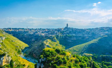 İtalyan şehri, el değmemiş doğayla çevrili tepe ve vadilerle dolu.