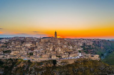 İtalyan şehri Mater 'in günbatımı manzarası