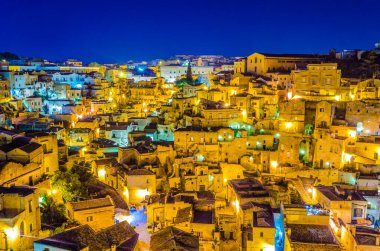 İtalyan şehrinin çatılarının gece manzarası Matera