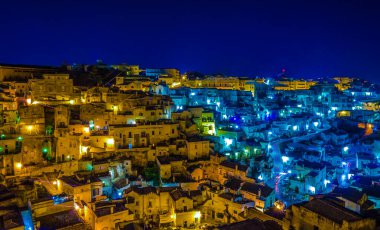 İtalyan şehrinin çatılarının gece manzarası Matera