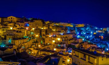 İtalyan şehrinin çatılarının gece manzarası Matera