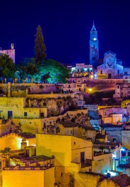 İtalyan şehrinin gece manzarası katedralin hakim olduğu Matera