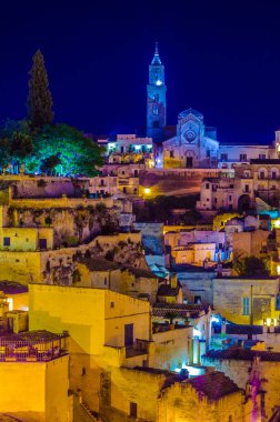 İtalyan şehrinin gece manzarası katedralin hakim olduğu Matera