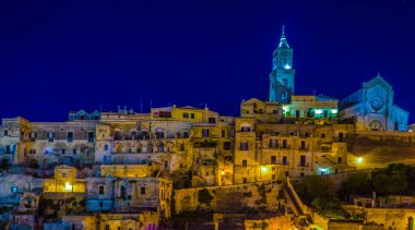 İtalyan şehrinin gece manzarası katedralin hakim olduğu Matera