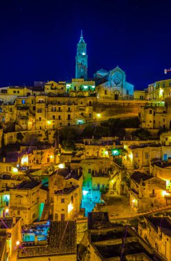 İtalyan şehrinin gece manzarası katedralin hakim olduğu Matera