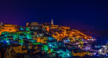 İtalyan şehrinin gece manzarası katedralin hakim olduğu Matera
