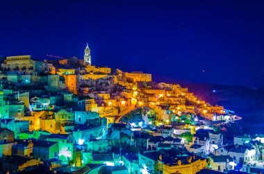 İtalyan şehrinin gece manzarası katedralin hakim olduğu Matera