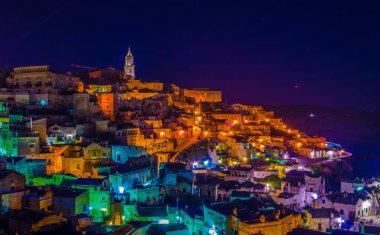 İtalyan şehrinin gece manzarası katedralin hakim olduğu Matera