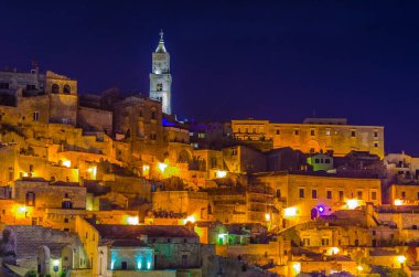 İtalyan şehrinin gece manzarası katedralin hakim olduğu Matera