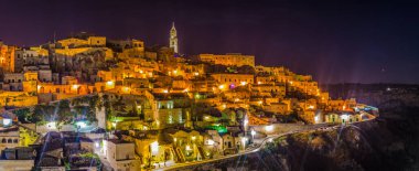 İtalyan şehrinin gece manzarası katedralin hakim olduğu Matera