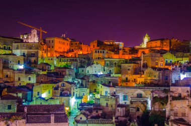 İtalyan şehrinin çatılarının gece manzarası Matera