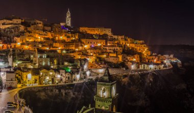 İtalyan şehrinin çatılarının manzarası. Matera, San Pietro mağarası ve katedrali.