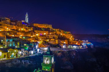 İtalyan şehrinin çatılarının manzarası. Matera, San Pietro mağarası ve katedrali.