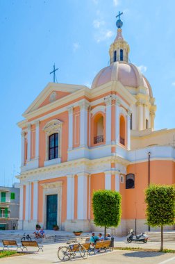 İtalyan şehrindeki bir kilise manzarası giovinazz
