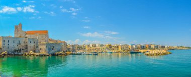 Giovinazzo limanının manzarası İtalya 'daki yerel katedralin görkemli binasının egemenliğinde.