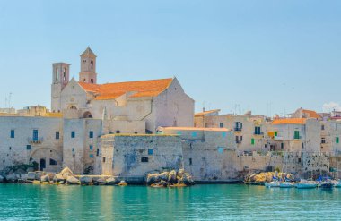 Giovinazzo limanının manzarası İtalya 'daki yerel katedralin görkemli binasının egemenliğinde.