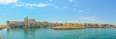 Giovinazzo limanının manzarası İtalya 'daki yerel katedralin görkemli binasının egemenliğinde.