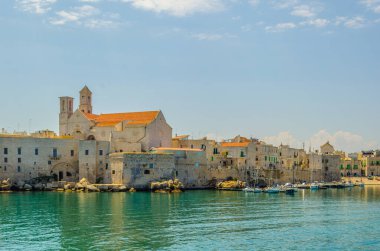 Giovinazzo limanının manzarası İtalya 'daki yerel katedralin görkemli binasının egemenliğinde.