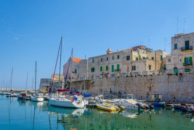 Giovinazzo limanının manzarası İtalya 'daki yerel katedralin görkemli binasının egemenliğinde.
