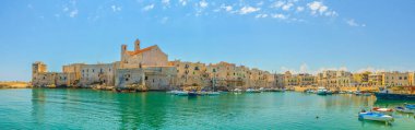 Giovinazzo limanının manzarası İtalya 'daki yerel katedralin görkemli binasının egemenliğinde.