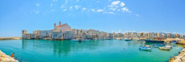 Giovinazzo limanının manzarası İtalya 'daki yerel katedralin görkemli binasının egemenliğinde.