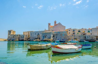 Giovinazzo limanının manzarası İtalya 'daki yerel katedralin görkemli binasının egemenliğinde.