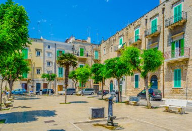 Giovinazzo, İtalya 'da küçük bir meydanın manzarası