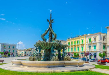 İtalyan kenti Giovinazz 'da Vittorio Emanuele II meydanında bir çeşmenin manzarası