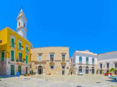 Molfetta, İtalya 'da küçük bir meydan manzarası