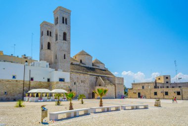 İtalya 'daki Duomo vecchio di San Corrado katedralinin görkemli binası Molfetta limanının manzarası