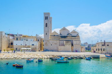 İtalya 'daki Duomo vecchio di San Corrado katedralinin görkemli binası Molfetta limanının manzarası