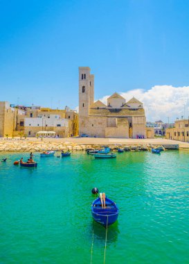 İtalya 'daki Duomo vecchio di San Corrado katedralinin görkemli binası Molfetta limanının manzarası