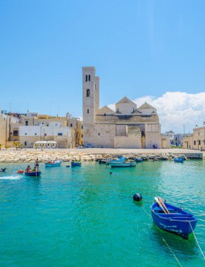 İtalya 'daki Duomo vecchio di San Corrado katedralinin görkemli binası Molfetta limanının manzarası