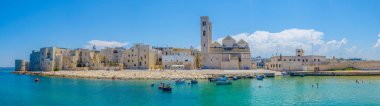İtalya 'daki Duomo vecchio di San Corrado katedralinin görkemli binası Molfetta limanının manzarası