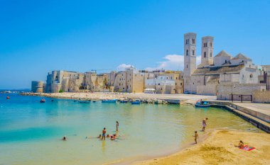 İtalya 'daki Duomo vecchio di San Corrado katedralinin görkemli binası Molfetta limanının manzarası