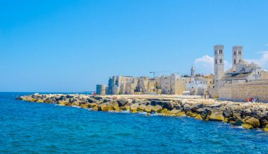 İtalya 'daki Duomo vecchio di San Corrado katedralinin görkemli binası Molfetta limanının manzarası