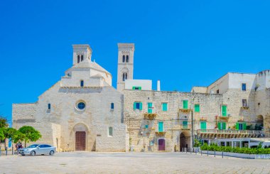 İtalya 'daki Duomo vecchio di San Corrado katedralinin görkemli binası Molfetta limanının manzarası