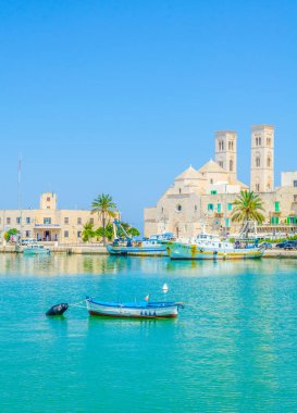 İtalya 'daki Duomo vecchio di San Corrado katedralinin görkemli binası Molfetta limanının manzarası
