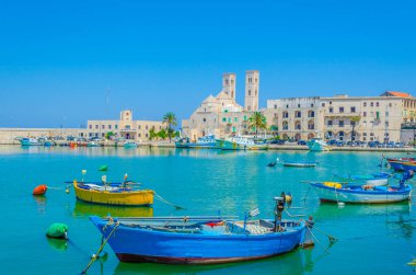 İtalya 'daki Duomo vecchio di San Corrado katedralinin görkemli binası Molfetta limanının manzarası