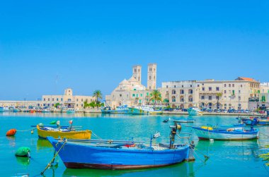 İtalya 'daki Duomo vecchio di San Corrado katedralinin görkemli binası Molfetta limanının manzarası