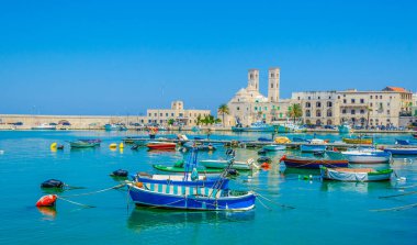 İtalya 'daki Duomo vecchio di San Corrado katedralinin görkemli binası Molfetta limanının manzarası