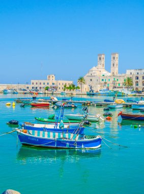 İtalya 'daki Duomo vecchio di San Corrado katedralinin görkemli binası Molfetta limanının manzarası
