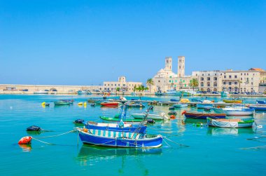 İtalya 'daki Duomo vecchio di San Corrado katedralinin görkemli binası Molfetta limanının manzarası