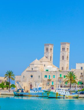 İtalya 'daki Duomo vecchio di San Corrado katedralinin görkemli binası Molfetta limanının manzarası